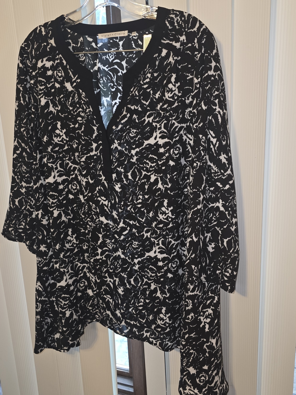 Violet + Claire Women's 1X Black & White Floral V-Neck Long Sleeve Blouse